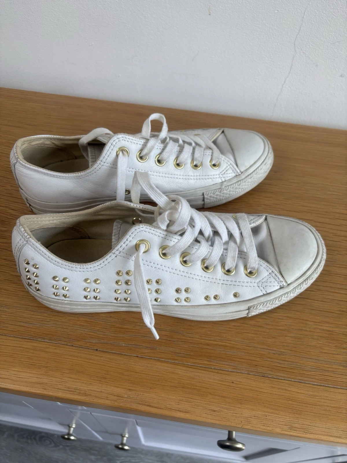 Sneakers Converse All Star in pelle bianca con dettagli borchie oro taglia 5