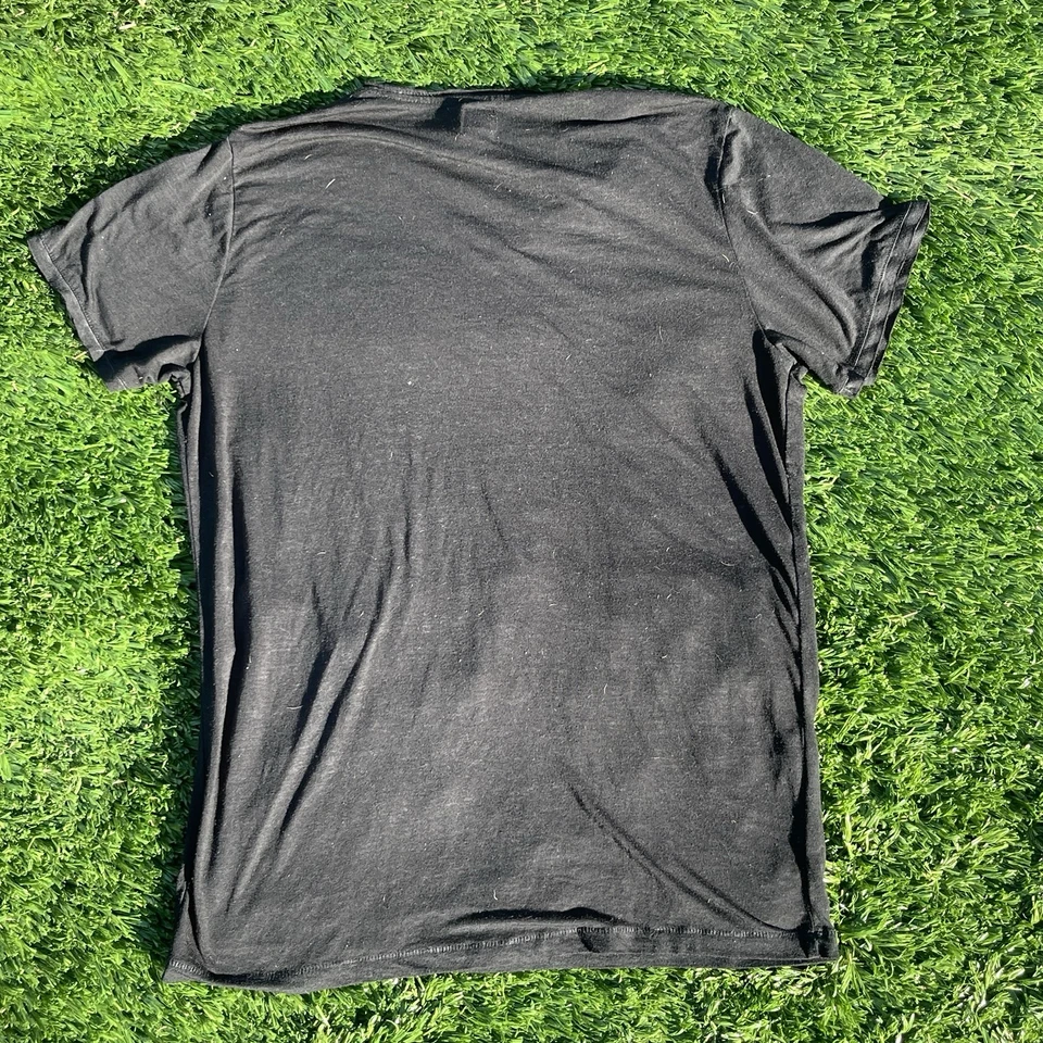 Camiseta para hombre H&M cuello en V bolsillo Burnout negra talla mediana Foto 3 de 4