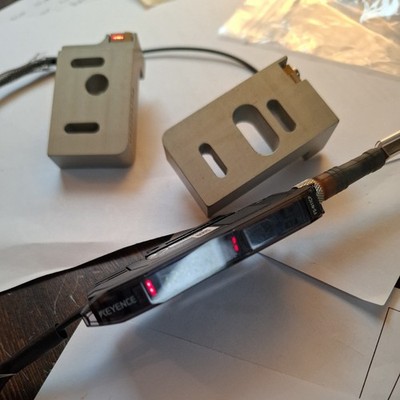 Keyence FS-N11CP mit Weitwinkelsensoren, Verbindungskabel und Halterungen wie Foto