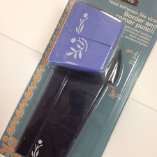 Fiskars Border and Corner Punch - Read Between the Vines - 01-002219 - NEW