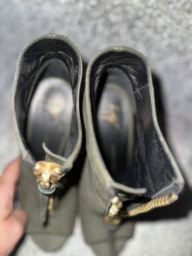 Giuseppe Zanotti Verde Oliva Gamuza Peep Toe Oro Cremallera Tacones Altos Talla 37 - Imagen 3 de 10