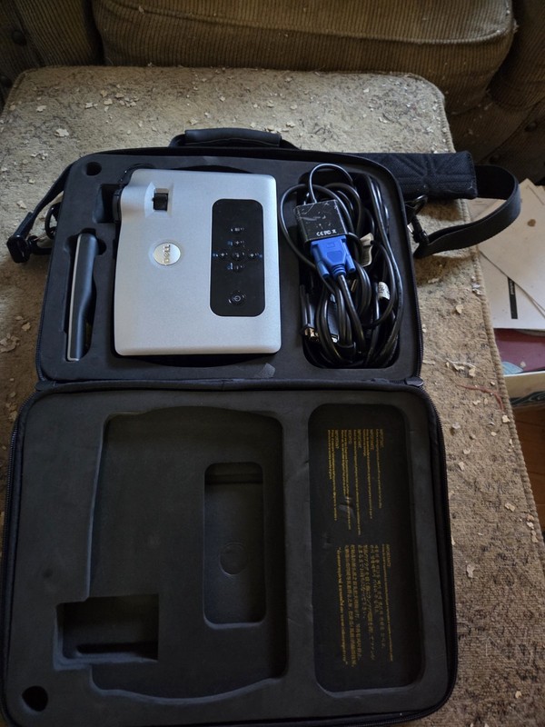Dell 3400MP DLP Portable Projector with Case, Remote and Cables