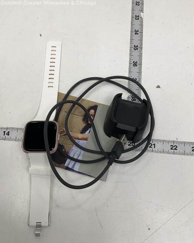 Fitbit Versa Rose Gold White Smartwatch With Charger Instructions Untested