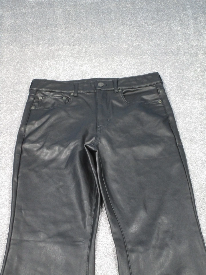 Pantalones cortos American Eagle para mujer 12 tiro súper alto acampanados cuero sintético negro Foto 2 de 4