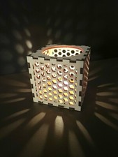 portacandele in legno con effetto nido d’ape