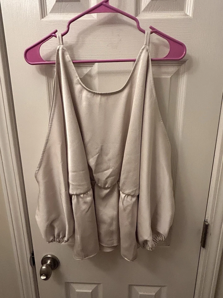 Top de hombro frío Trina Turk Oyster XL Foto 2 de 4