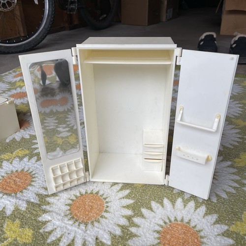 Vintage Sindy Doll Furniture & Accessories Lot Bed Wardrobe Sink Stove Kitchen - Picture 10 of 11