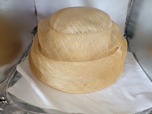 M&S Hochzeit Hut beige rund Lagenlook Brautmutter Rennen Cocktail formell - Bild 2 von 8