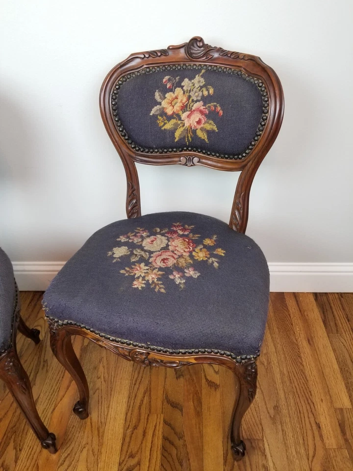 Пара французских антикварных стульев для гостиной 1920-е с цветочным узором из орехового дерева - Изображение 3 из 4