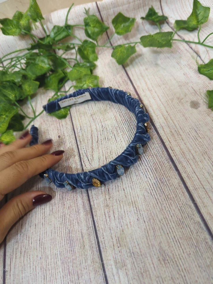 Diadema Anthropologie AZUL TERCIOPELO adornada con cristal violeta y Brooks Foto 2 de 4