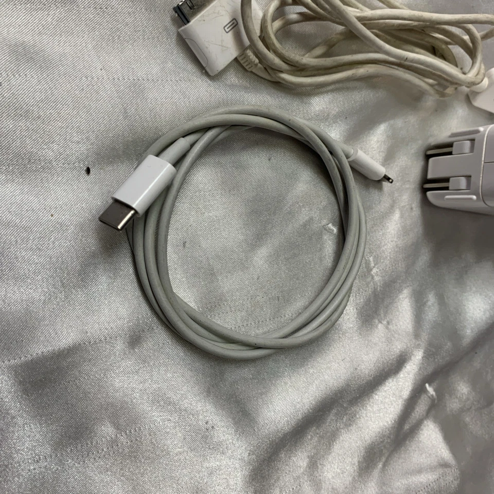 Apple A1401 12W USB Power Adapter, Lightening And  iPod Charger  Cable White - Image 4 of 4