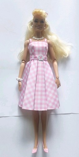 Barbie The Movie Sammlerstück 11,5 Zoll Barbie in rosa Gingham Kleid Puppe. gebraucht - Bild 2 von 3