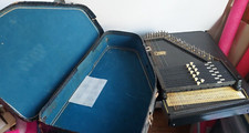 THE AUTOHARP, VINTAGE OSCAR SCHMIDT INTERNATIONAL INC, IN OLD CASE. NO HANDLE 