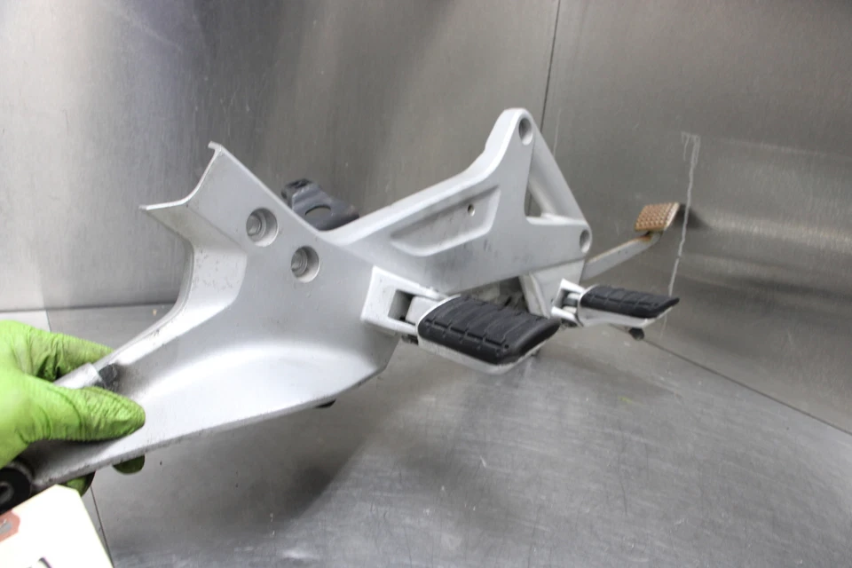 03-10 HONDA ST1300 Right Rearset Peg Bracket  Foto 3 de 4