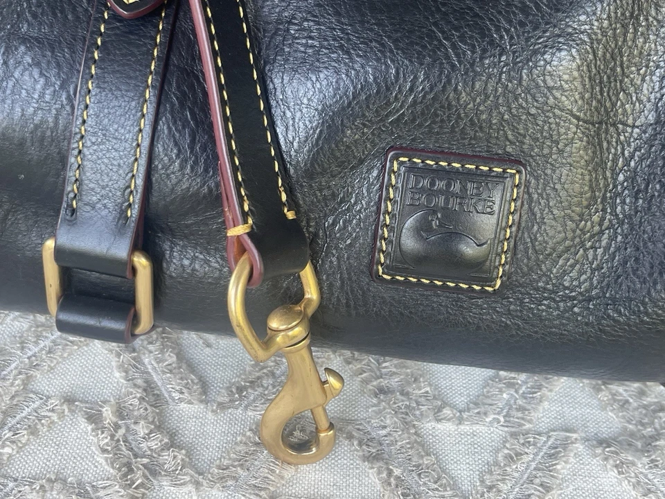 Bolso de hombro grande de cuero negro florentino Dooney & Bourke - $548 Foto 4 de 4