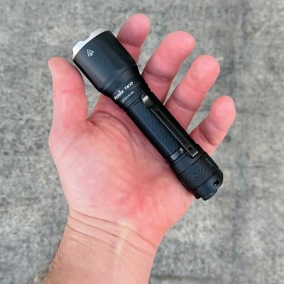 Fenix TK17   Polizei Taschenlampe mit 3600 Lumen, 6000mAh Akku, USB-C