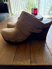 Women’s Ugg Clogs size 9 Beige $20