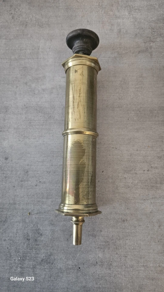 Ancienne pompe à graisse en laiton avec poignée bois – outil industriel - Photo 4/4