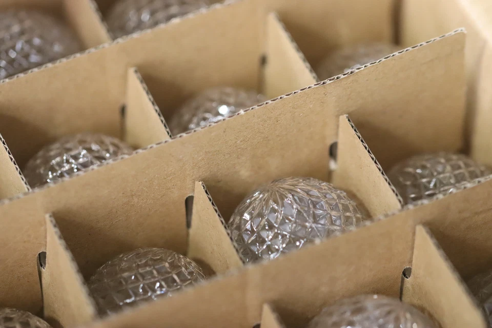 Vickerman G40 LED Cool White Bulb E12 Nickel Base 45W - Package of 25 - Image 3 of 4