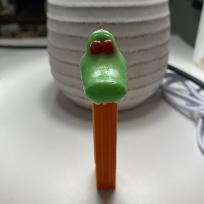 Vintage Crocodile Pez Dispenser No Feet. Staring at .99, no reserve!! 