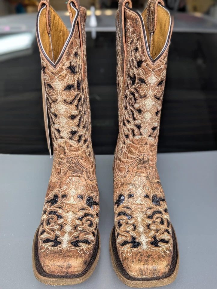 Bota CORRAL Mujer Marrón Incrustación y Bordados Florados y Tachuelas (A3648-LD) Foto 3 de 4