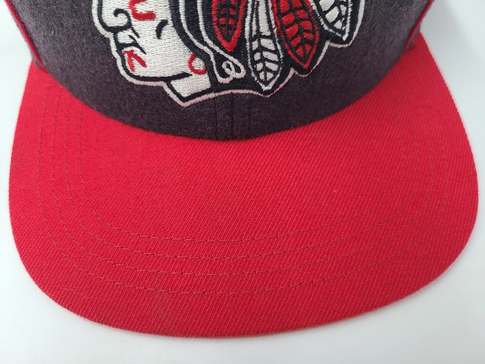 Gorra con cierre a presión autografiada autografiada de los Chicago Blackhawks para jóvenes Foto 3 de 4