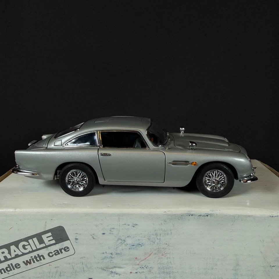 Aston Martin DB5 1964 Danbury Mint, James Bond 007 plata 1/24 diecast con caja Foto 2 de 4
