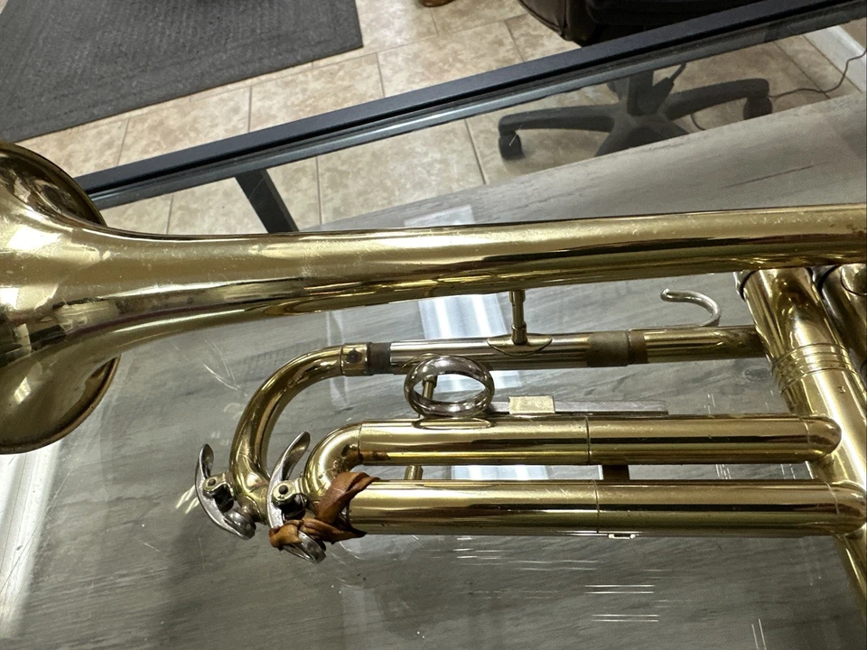 Corneta trompeta vintage Conn Director con estuche y boquilla Vincent Bach EE. UU. Foto 4 de 4