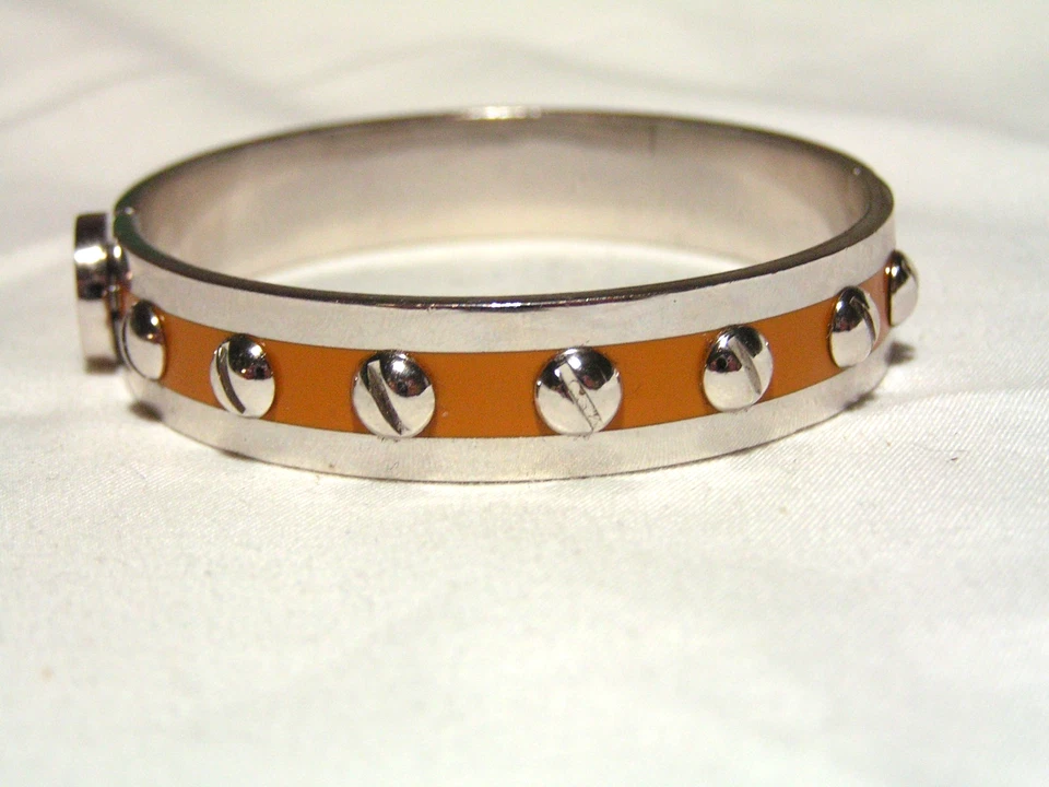 ...HENRI BENDEL...Brazalete Brazalete con Bisagras Diseño Tornillos Tono Plata... Foto 4 de 4