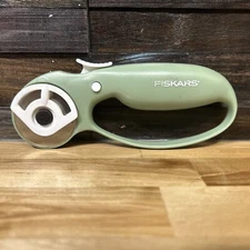 Fiskars Classic Loop Green 45mm Rotary Cutter for Cutting #195213-1001