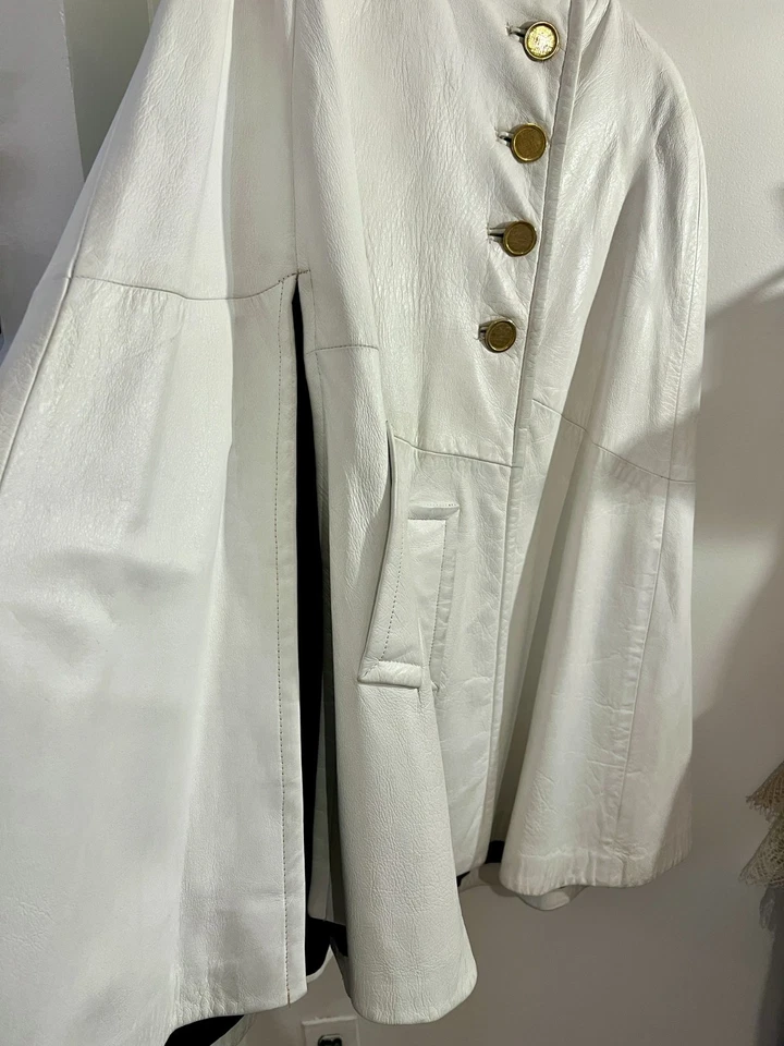 Poncho Kramer's Haven de Colección Años 80 Nuevo Cuero Blanco | Detalle Botón Dorado Foto 4 de 4