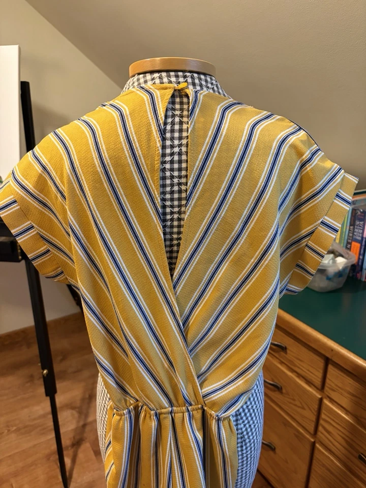 Elegante Mono Monteau Para Mujer a Rayas con Espalda Abierta y Abertura en la Pierna Talla M Foto 2 de 4