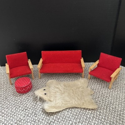 Vintage Puppenstubenmöbel 3-teilig Holz Suite plus Hocker & Bärenteppich Hanse?