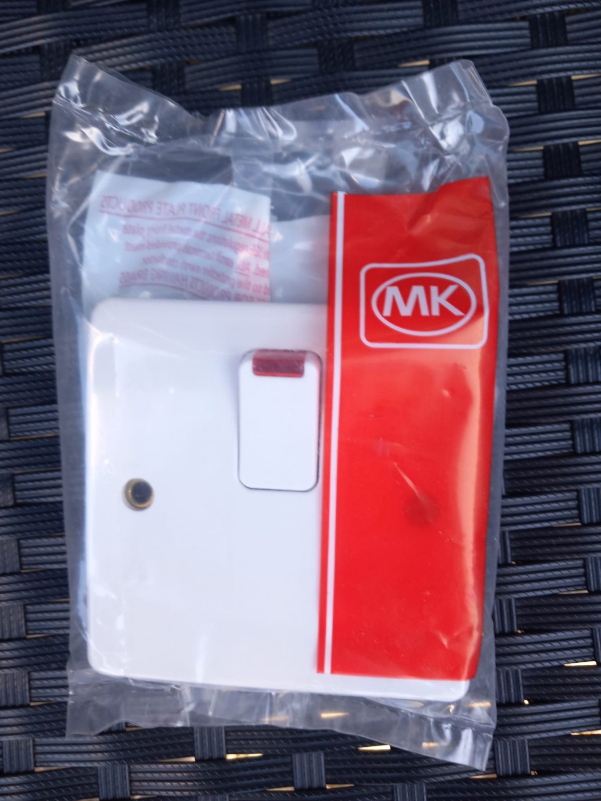 MK K5423 WHI 1 GANG 20 AMP DP SWITCH WITH FLEX OUTLET  AND NEON BUNDLE QTY 4