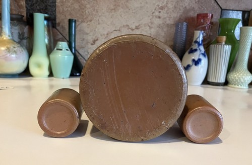 Antique Stoneware Jug Half Liter Crock Flip Top Wire Bail And Matching Cups Folk - Picture 7 of 12