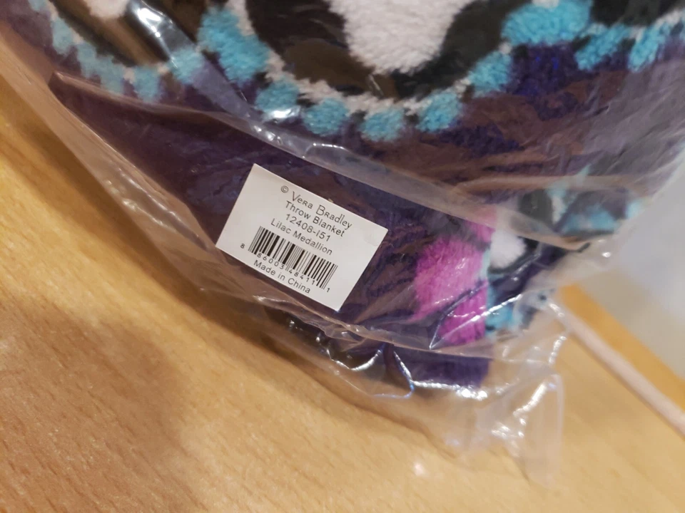 VERA BRADLEY RARO Manta de tiro polar MEDALLÓN LILA 80" X 50" NUEVO CON ETIQUETAS #12408-I51 Foto 3 de 4