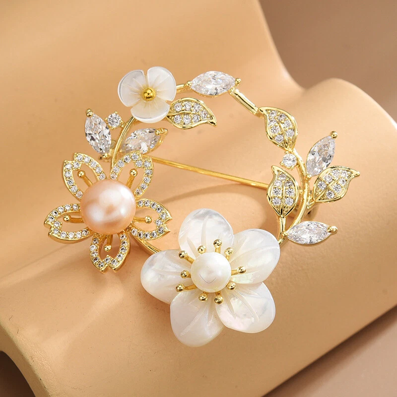 Broche prendedor guirnalda flor circón cúbico perla concha blanca chapada en oro Foto 3 de 4