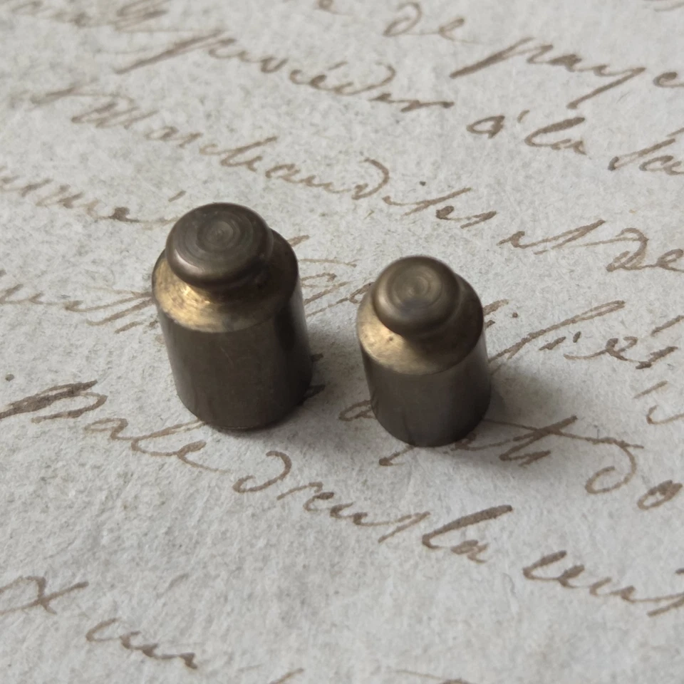2 Petits Poids Anciens Pour Balance De Bijoutier XIXè 2 g et 2,8 g - Photo 2/4