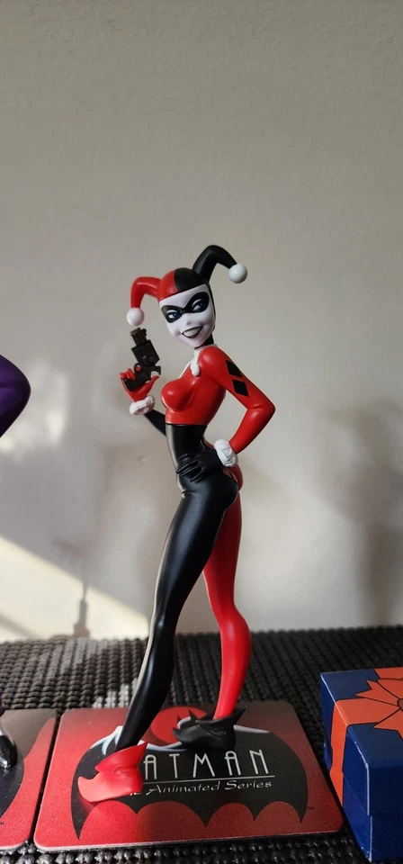 Kotobukiya Batman la Serie Animada Joker y Harley Quinn ArtFX+ Estatuas Foto 3 de 4
