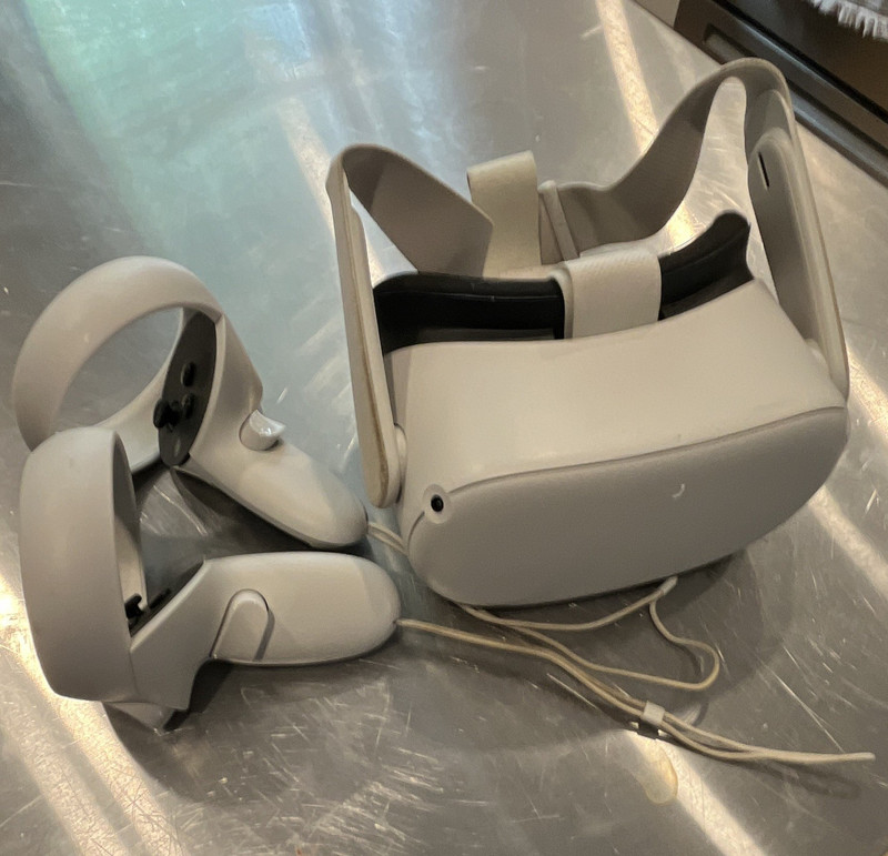 Meta Quest 2 Standalone VR Headset 120Hz 89° FOV Touch Controllers White