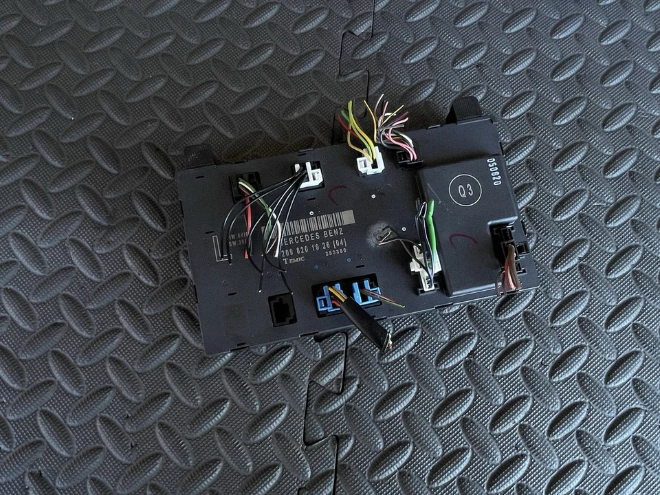 03-09 Módulo de control de puerta delantera izquierda ECU OEM MERCEDES W209 CLK320 CLK500 Foto 2 de 4