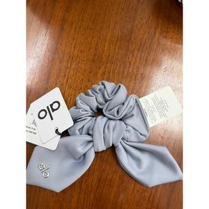 Alo Yoga Winter Frost Airlift Rhythm Hair Bow Scrunchie NWT Alo Airlift Rhythm Scrunchie main image 2