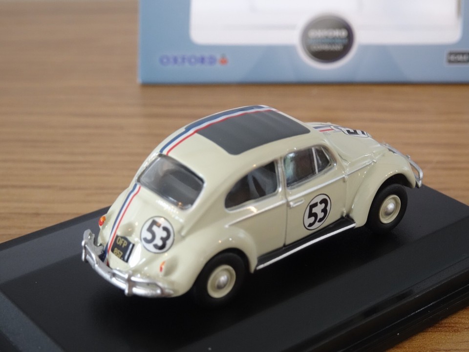 Miniature Coccinelle VW Herbie Blanc Nacré - Échelle 1:76 Par Oxford Diecasts - Pour Collectionneurs Et Décoration