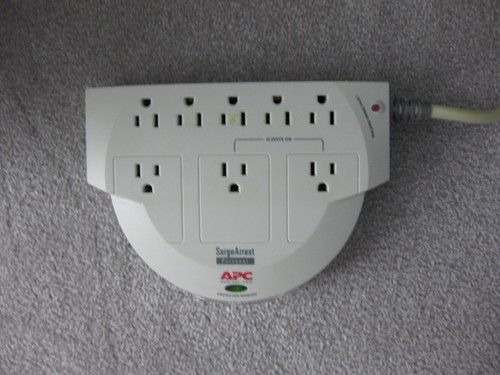 APC SurgeArrest Professional 8-Outlet Surge Protector PRO8 - 第 1/3 張圖片