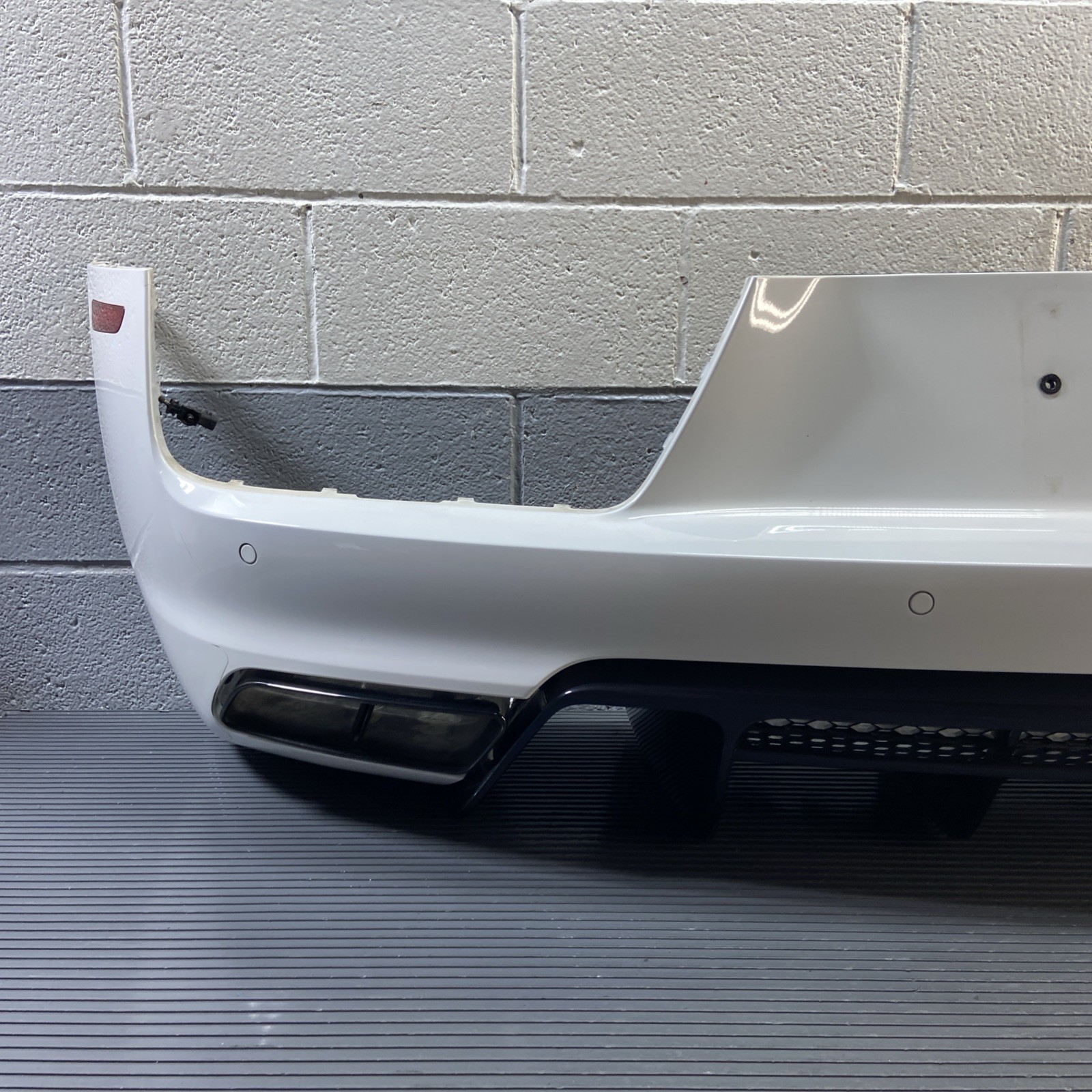 2017-2018 Audi R8 4S V10 Rear Bumper Cover W/ Diffuser White LS9C OEM *NOTE*