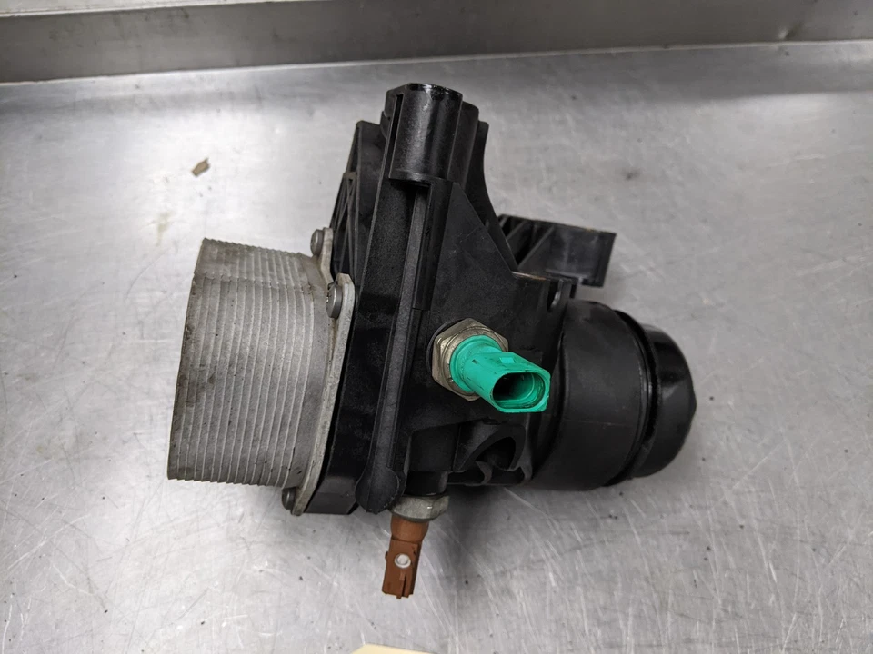 Carcasa del filtro de aceite del motor Volkswagen Golf 2.0 2015 04L115389A diésel CRUA Foto 2 de 4