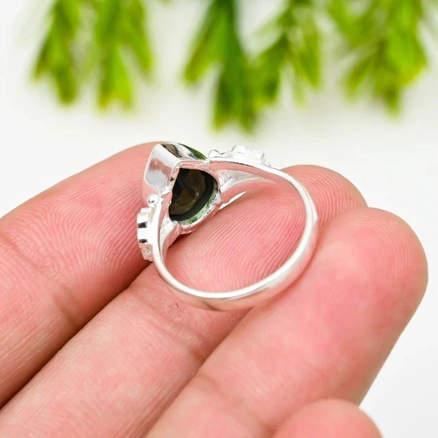 Anel de noivado solitário esmeralda 3 quilates pera criado em laboratório folheado a ouro branco 14K - Imagem 2 de 4