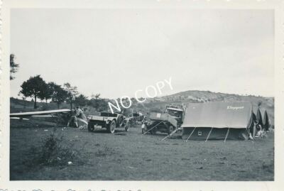 Foto WK2 Henelburg Flugplatz Oldtimer KFZ usw.  D1.45