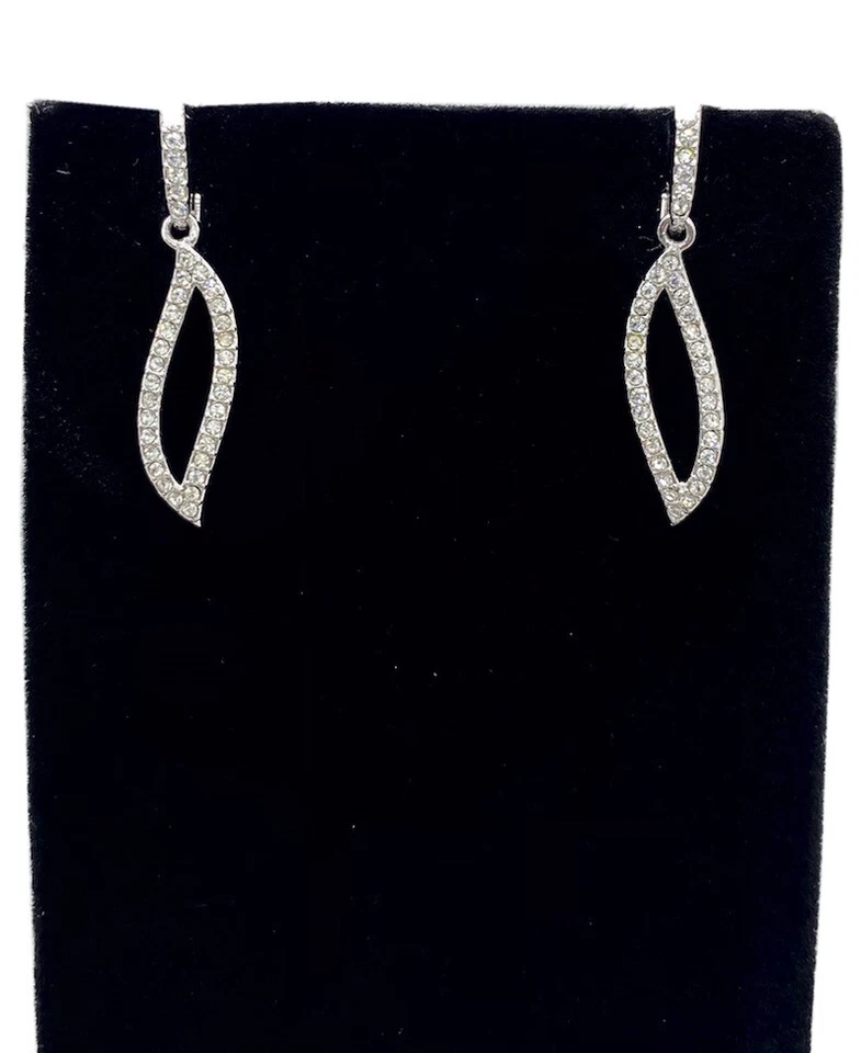 Pendientes colgantes firmados Nadri tono plata forrados con pedrería D7 Foto 2 de 4