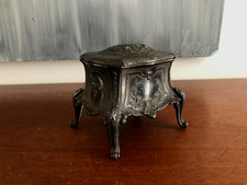 JOLI  COFFRET A BIJOUX EN ÉTAIN " COMMODE  "